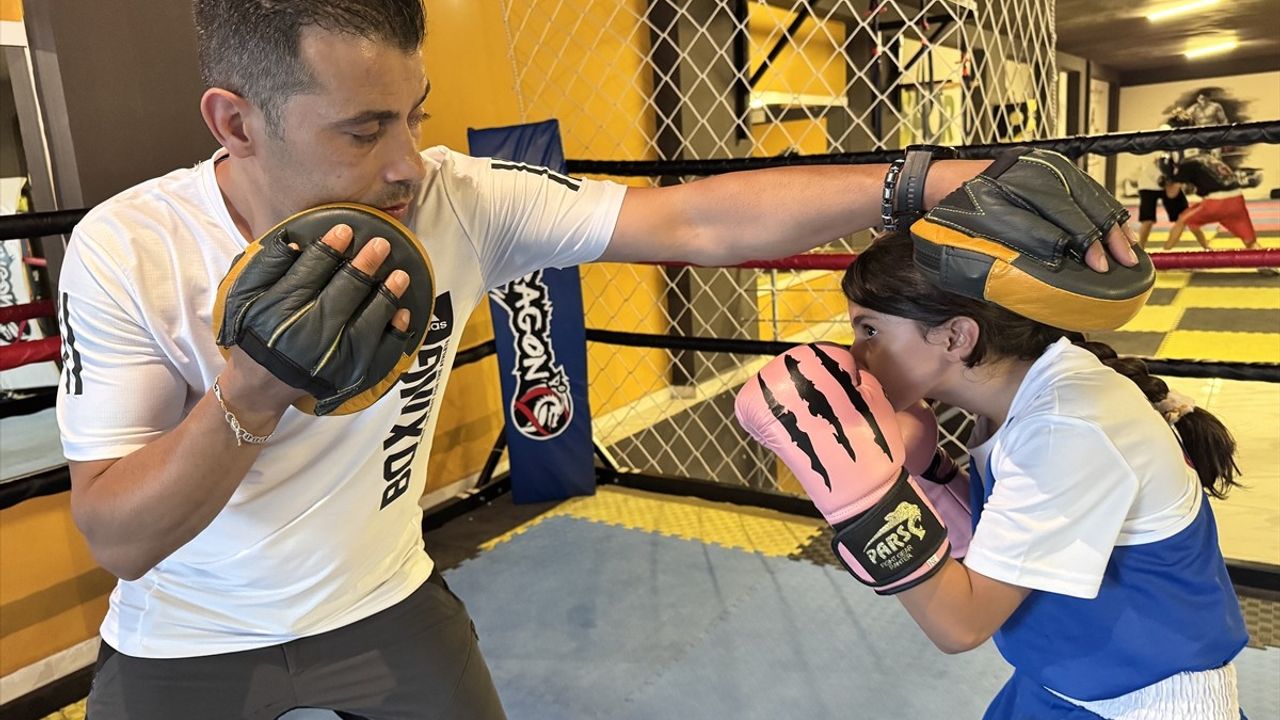 Siirtli 11 Yaşındaki Eylül, Şampiyon Babasının İzinde Boks Yapıyor