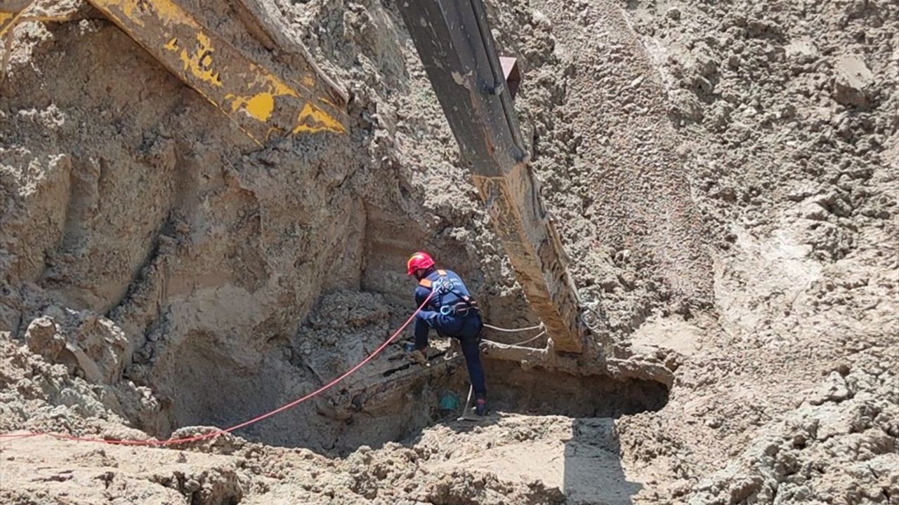 Silivri'de Kum Ocağında Göçük Altında Kalan İşçinin Cansız Bedenine Ulaşıldı