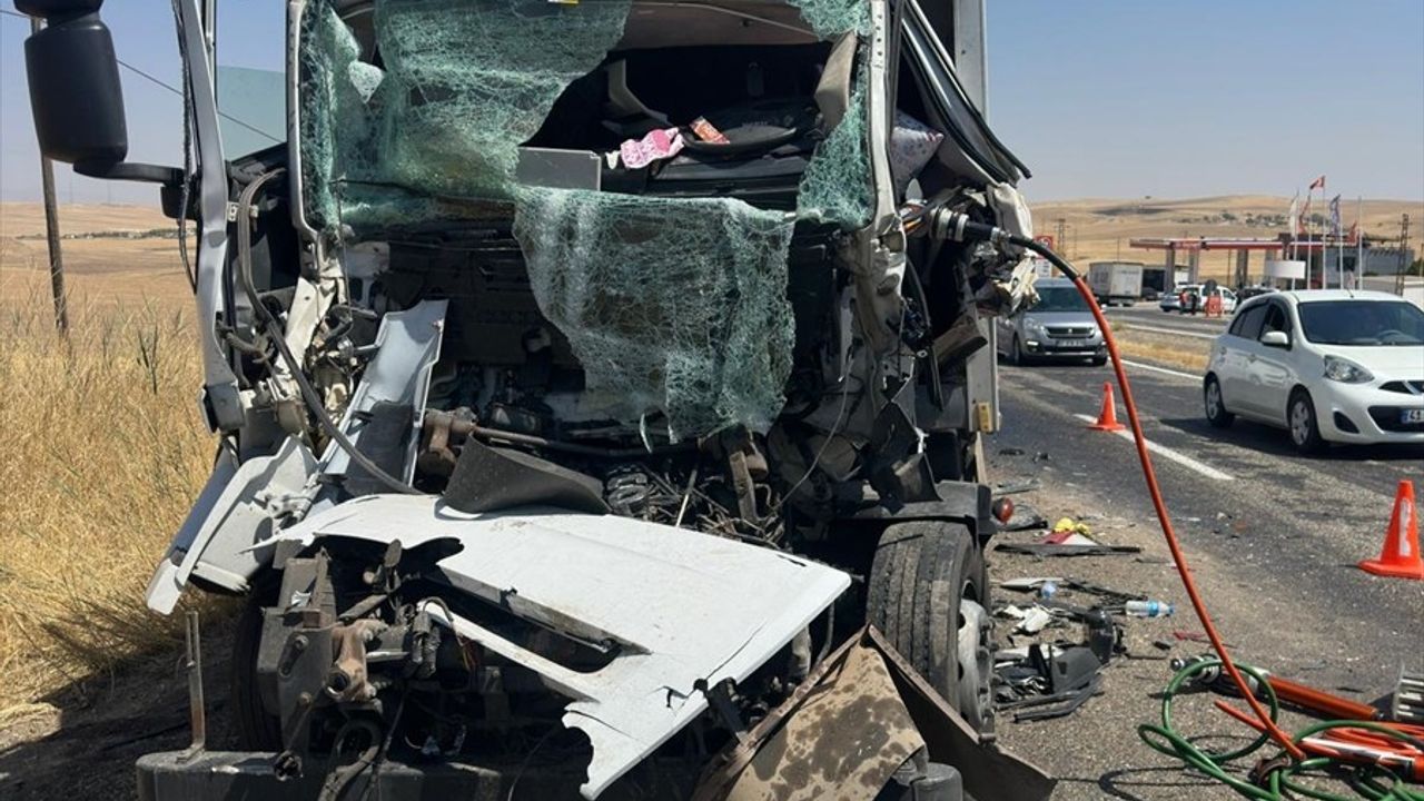 Silvan'da saman yüklü kamyona arkadan çarpma sonucu sürücü yaşamını yitirdi
