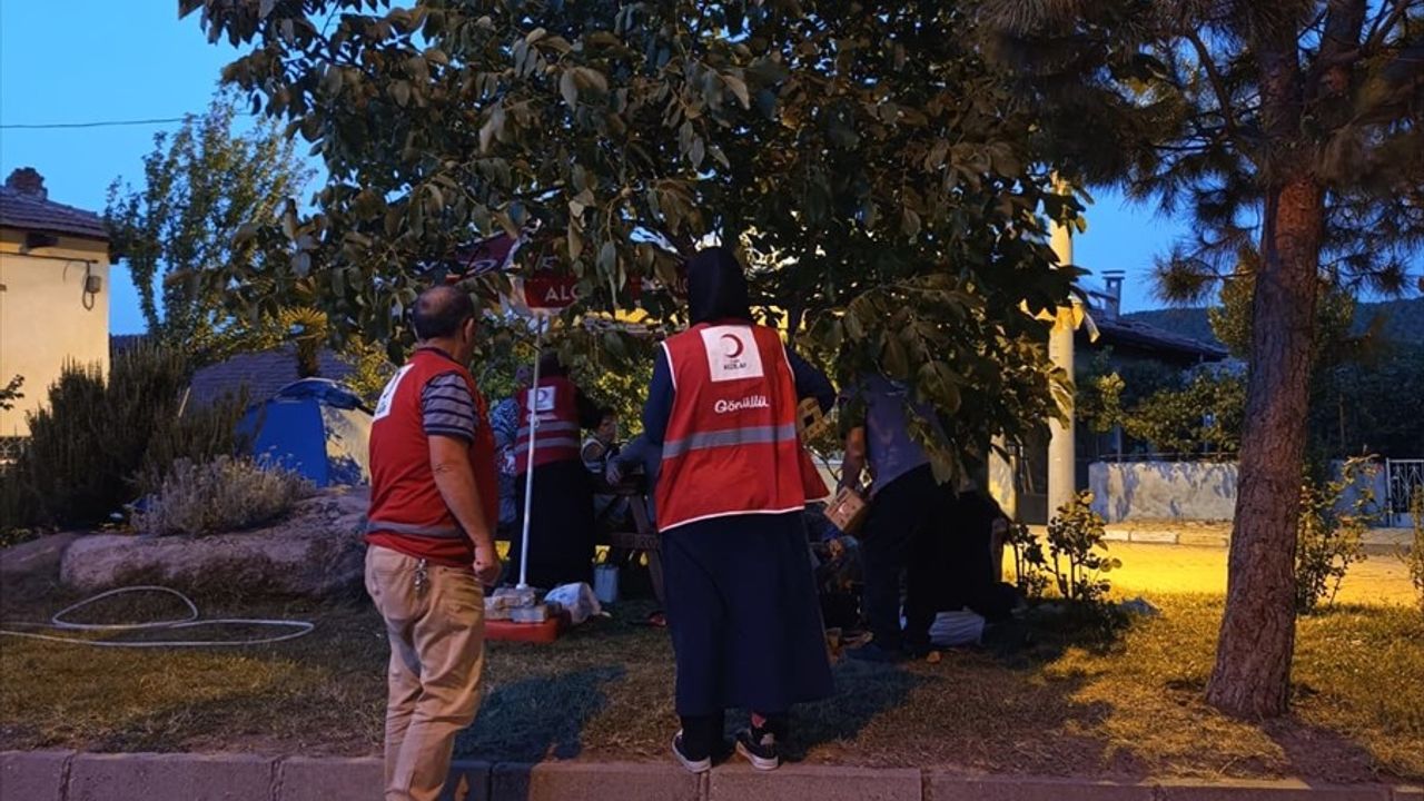 Sındırgı'da şartlı bağışla alınan Yavuz Market ürünleri depremzedelere ulaştırıldı