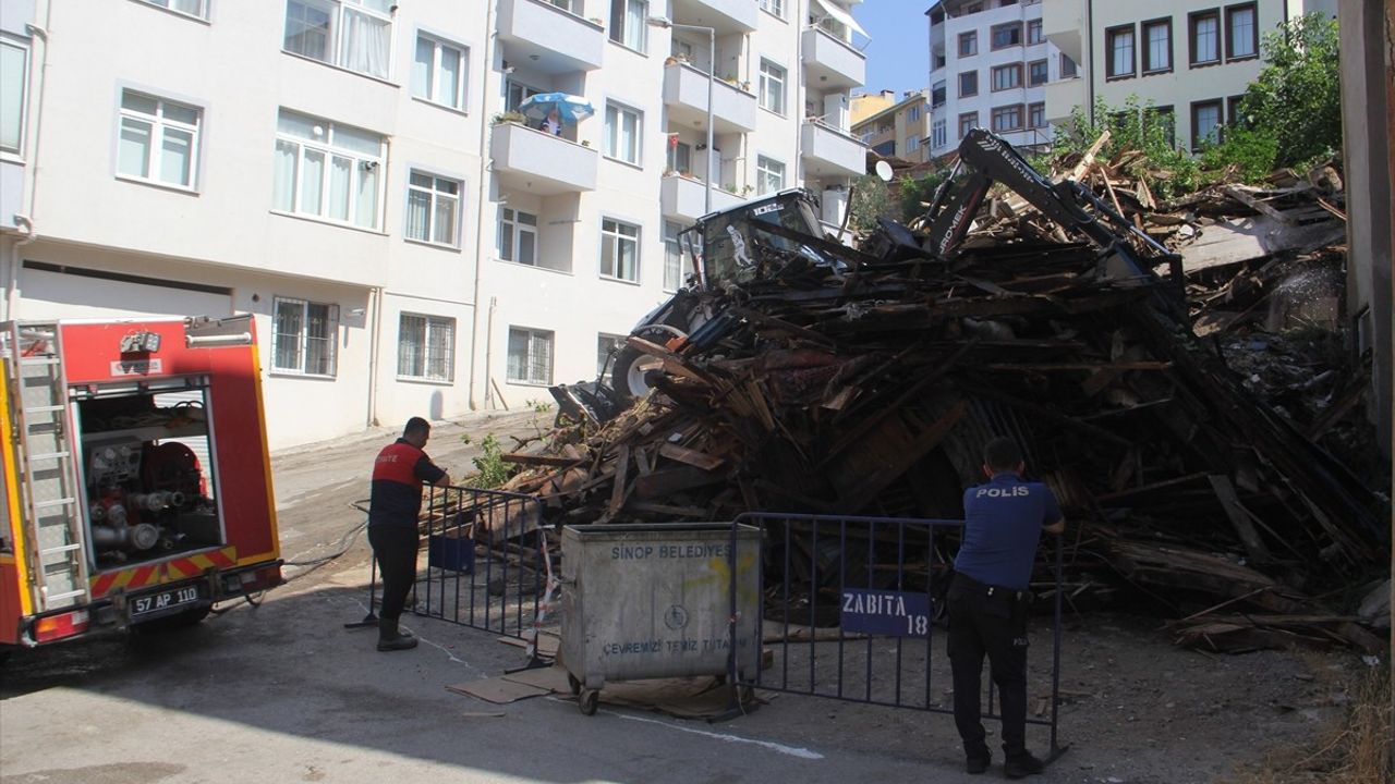 Sinop'ta Yıkılma Riski Bulunan Tarihi Bina Çöktü