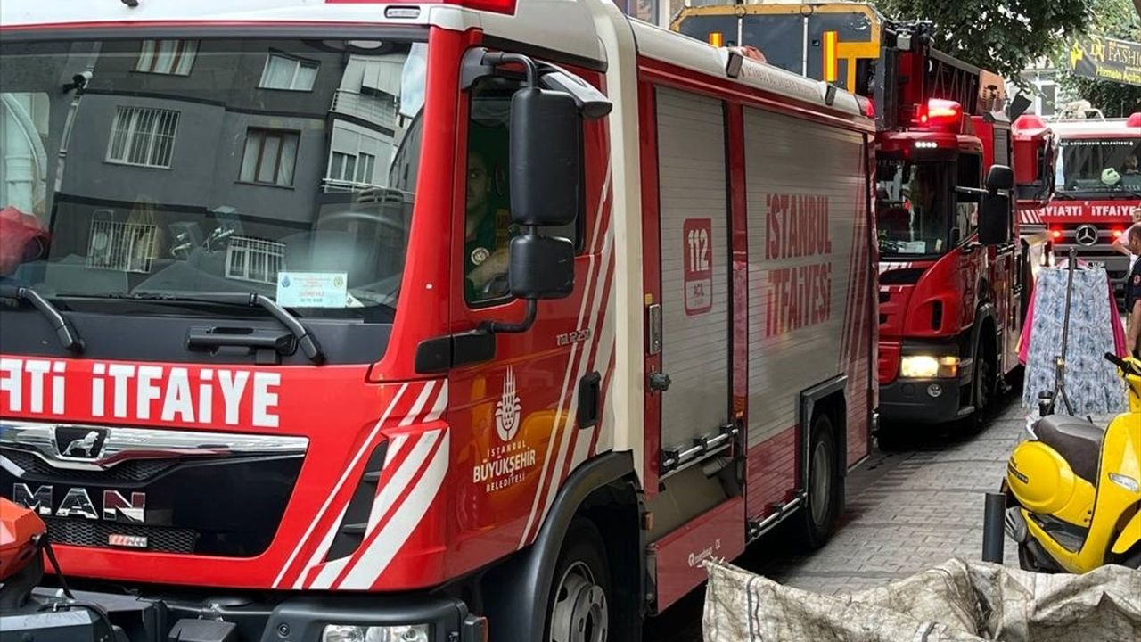 Şişli'de Kozmetik Mağazasında Yangın: 3 Kişi Dumandan Etkilendi