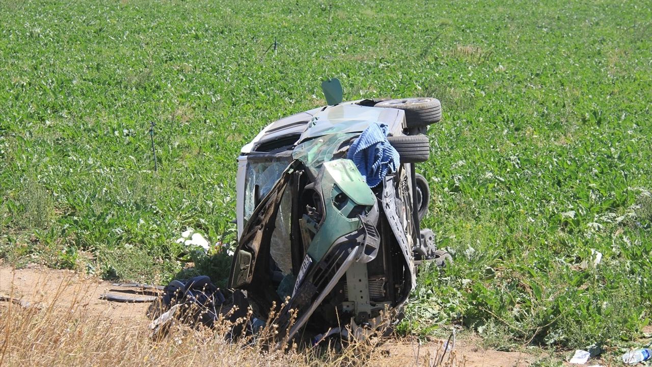 Sivas'ın Hafik ilçesinde hafif ticari araç devrildi: 5 kişi yaralandı