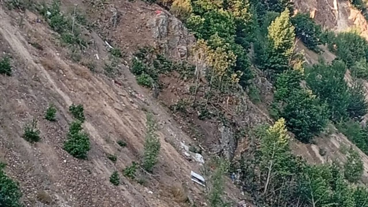 Sivas'ta Fındık İşçilerini Taşıyan Minibüs Uçuruma Yuvarlandı: 3 Ölü, 18 Yaralı