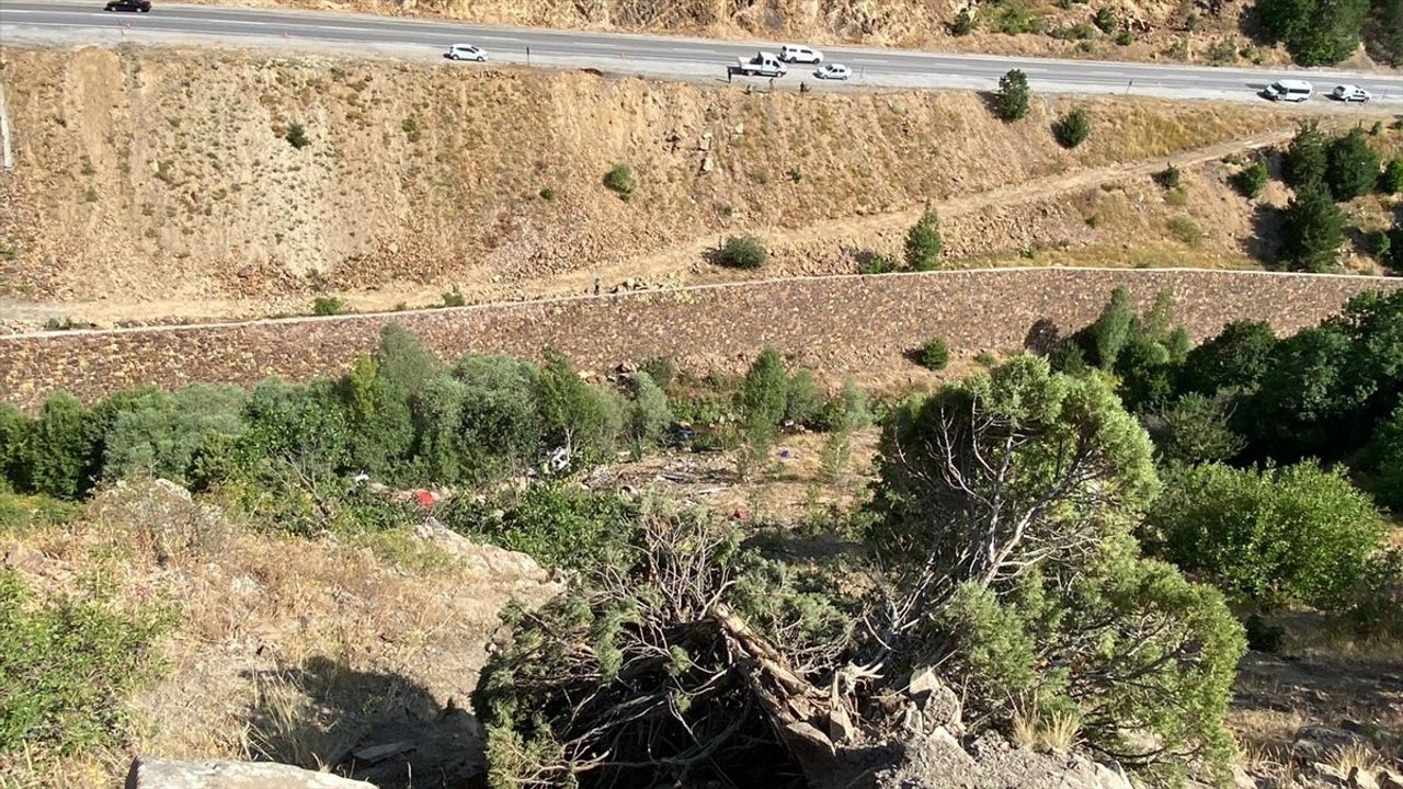 Sivas'ta Fındık İşçilerini Taşıyan Minibüs Uçuruma Yuvarlandı: 4 Ölü, 18 Yaralı