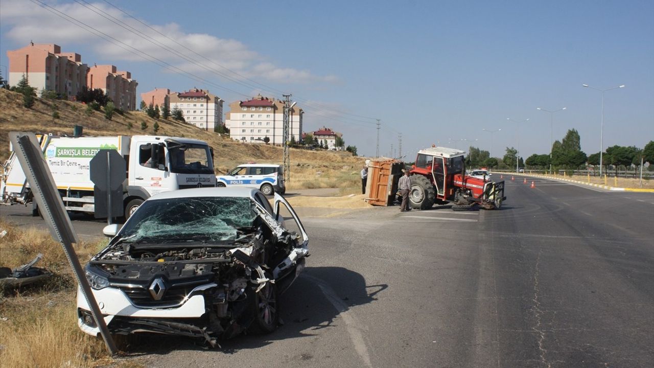 Sivas'ta İki Ayrı Trafik Kazasında 9 Kişi Yaralandı