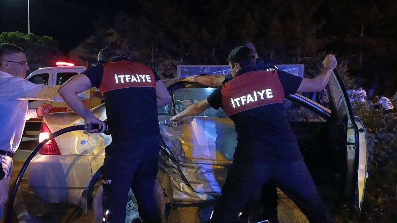 Sivas'ta İki Otomobilin Çarpışması Sonucu 8 Kişi Yaralandı