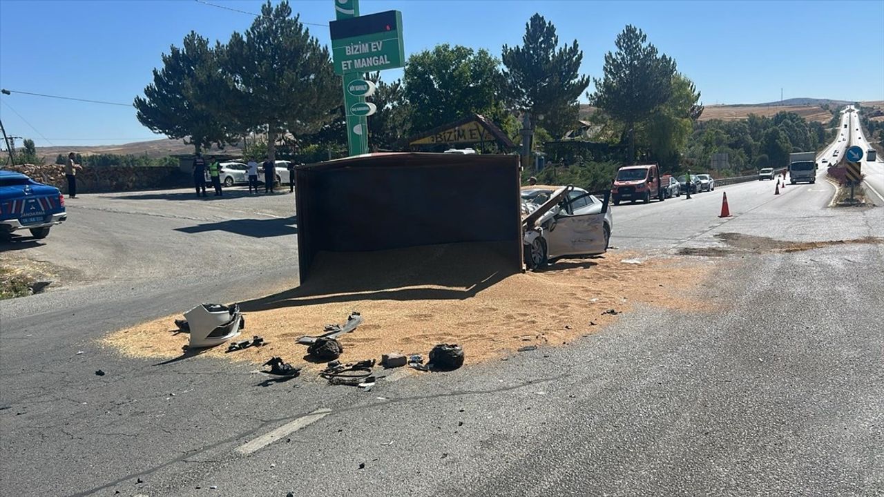 Sivas'ta otomobil ile traktör çarpıştı: 3 kişi yaralandı