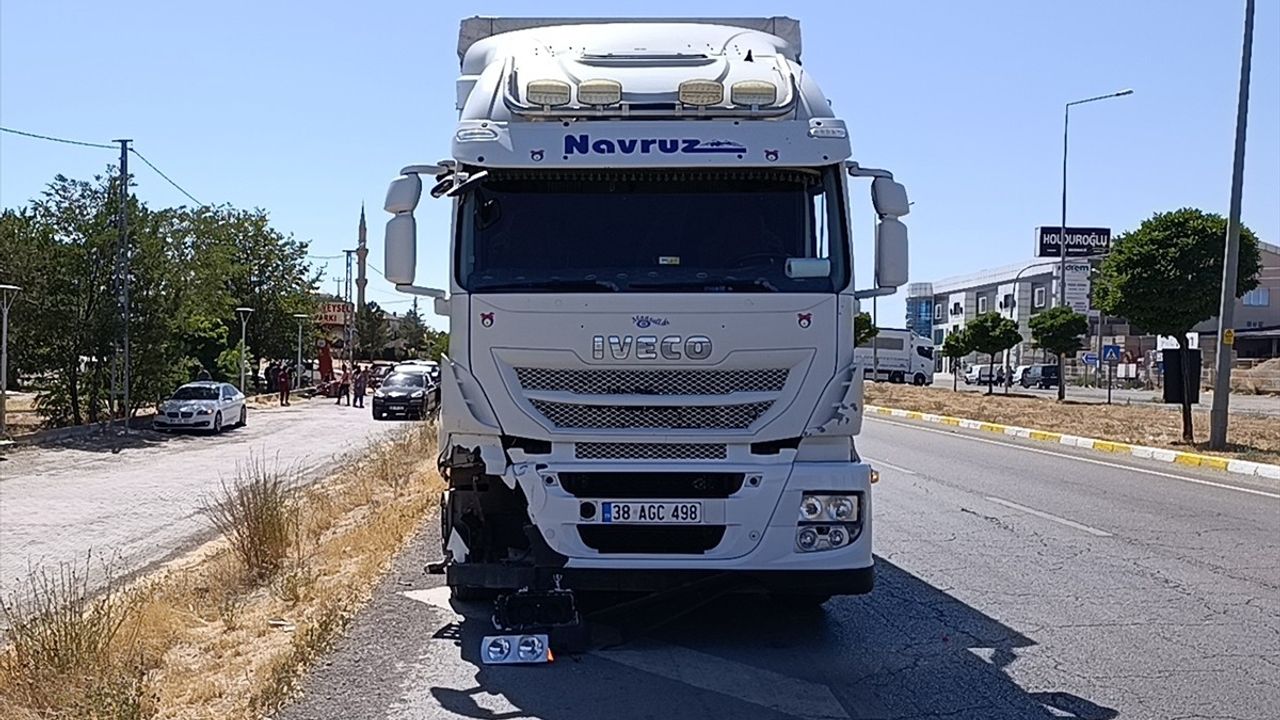 Sivas'ta tırla çarpışan elektrikli motosiklet sürücüsü yaşamını yitirdi