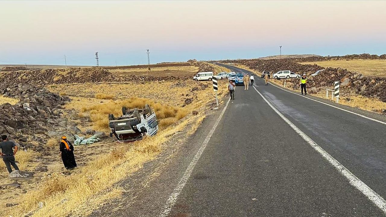 Siverek'te şarampole devrilen pikapta 2 kişi yaralandı