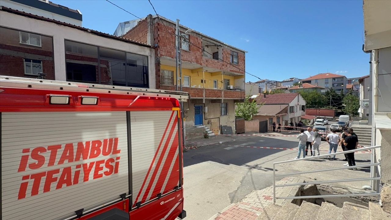 Sultanbeyli'de çökme riski bulunan 3 katlı bina tedbiren boşaltıldı