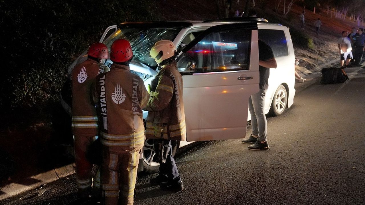 Sultanbeyli'de iki minibüsün çarpışması: 9 kişi yaralandı