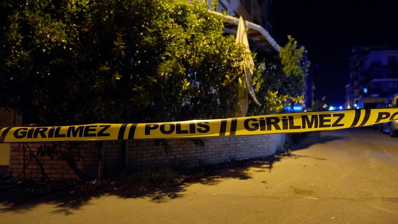 Sultanbeyli'de kafeteryaya yönelik silahlı saldırıda ev ve araçlara kurşun isabet etti