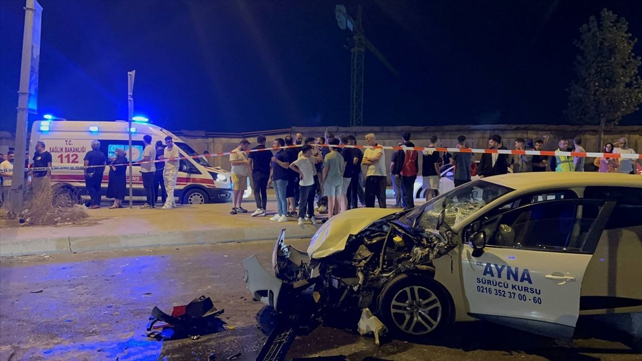 Sultanbeyli'de servis minibüsü ile otomobil çarpıştı; 10 kişi yaralandı