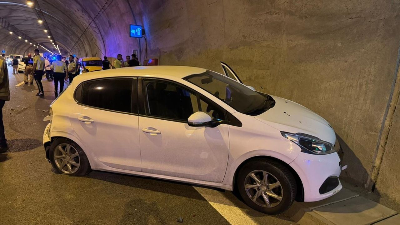Sultangazi Cebeci Tüneli'nde 10 araçlı zincirleme kaza: 4 kişi hafif yaralandı