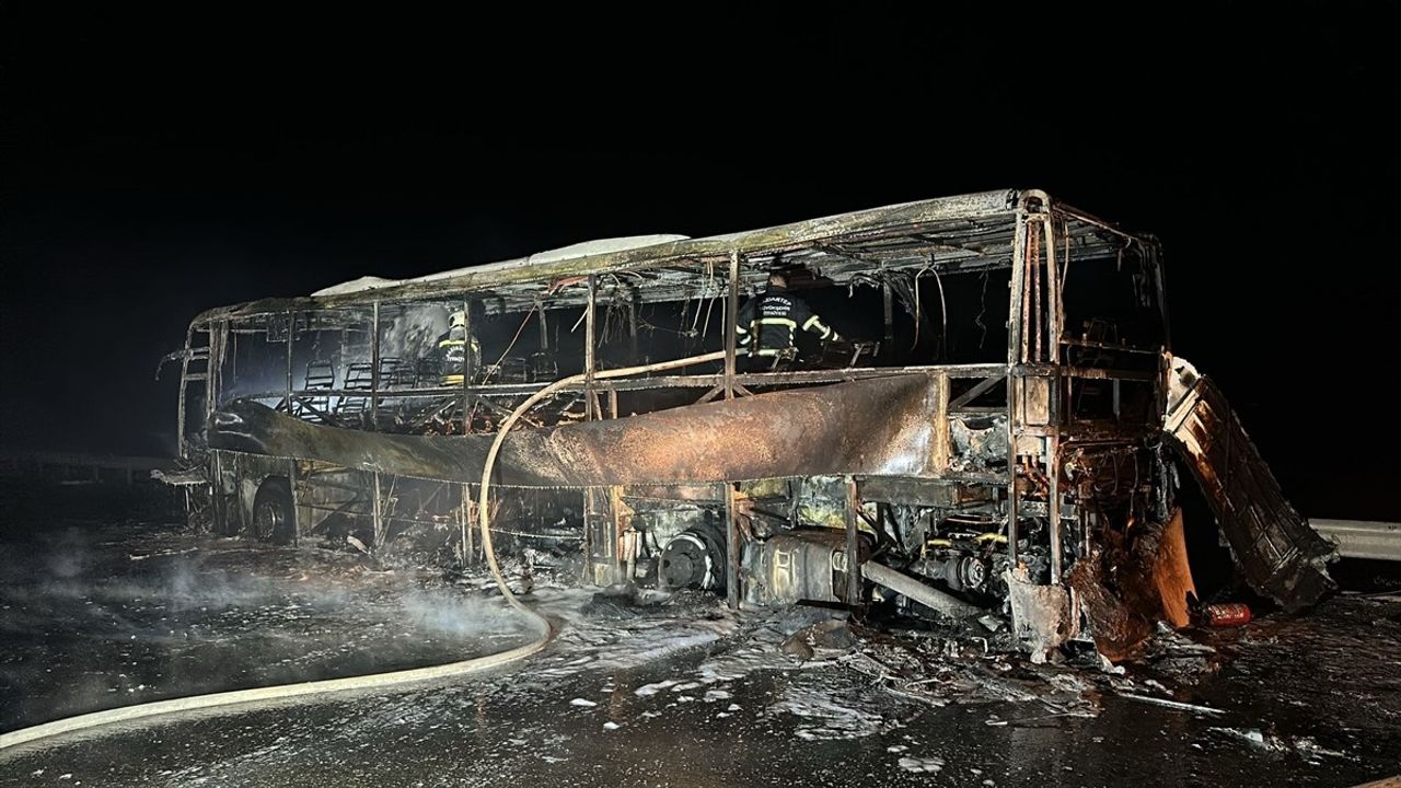 TAG Otoyolunda Motor Yangını: Nevşehir-Şanlıurfa Seferindeki Otobüs Kullanılamaz Hale Geldi