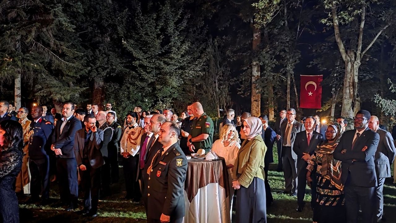 Tahran'da 30 Ağustos Zafer Bayramı resepsiyonu: Büyükelçi Kırlangıç ve Tuğamiral Seyyari konuştu