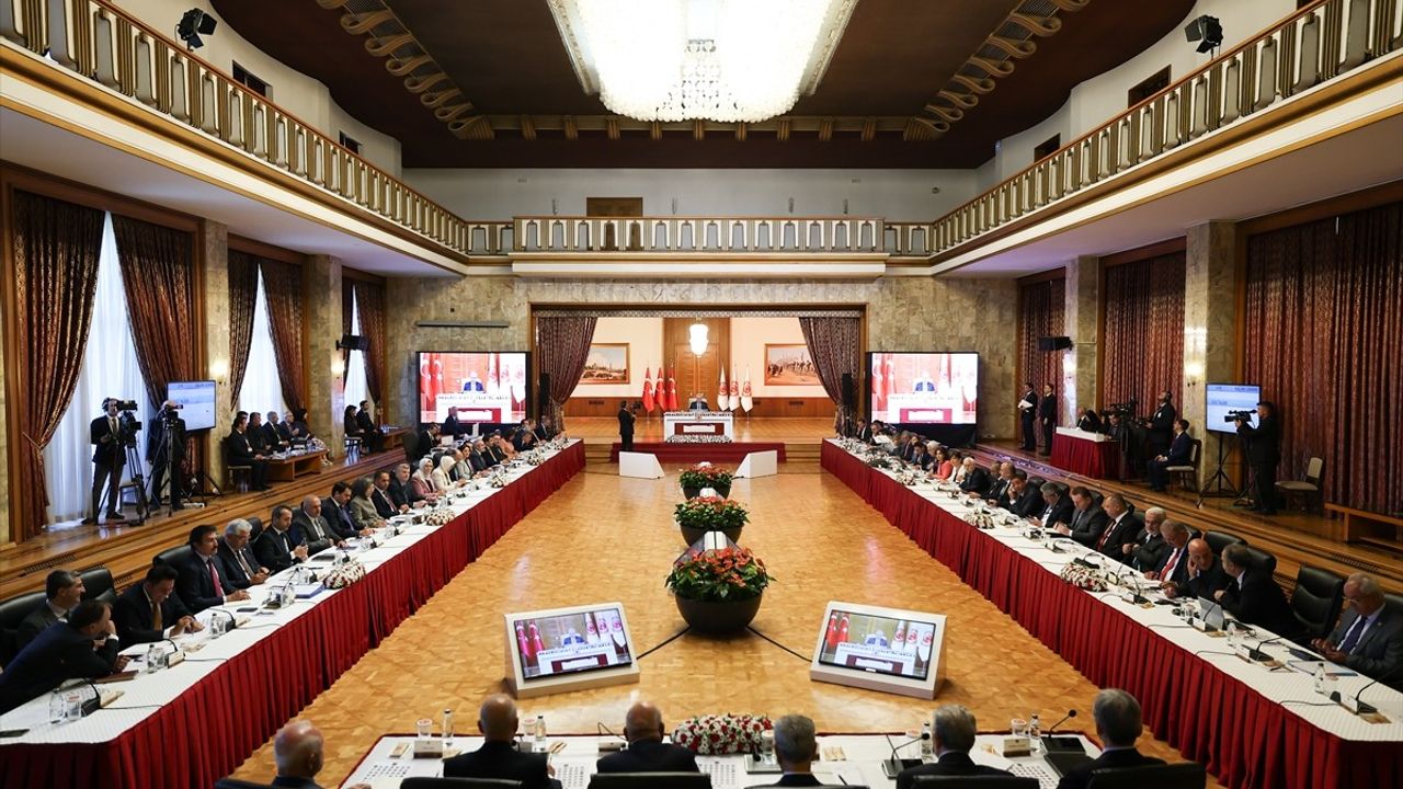TBMM'de 'Milli Dayanışma, Kardeşlik ve Demokrasi Komisyonu' 7. Toplantısı — Kurtulmuş Başkanlığında Eski Meclis Başkanları Görüş Bildiriyor