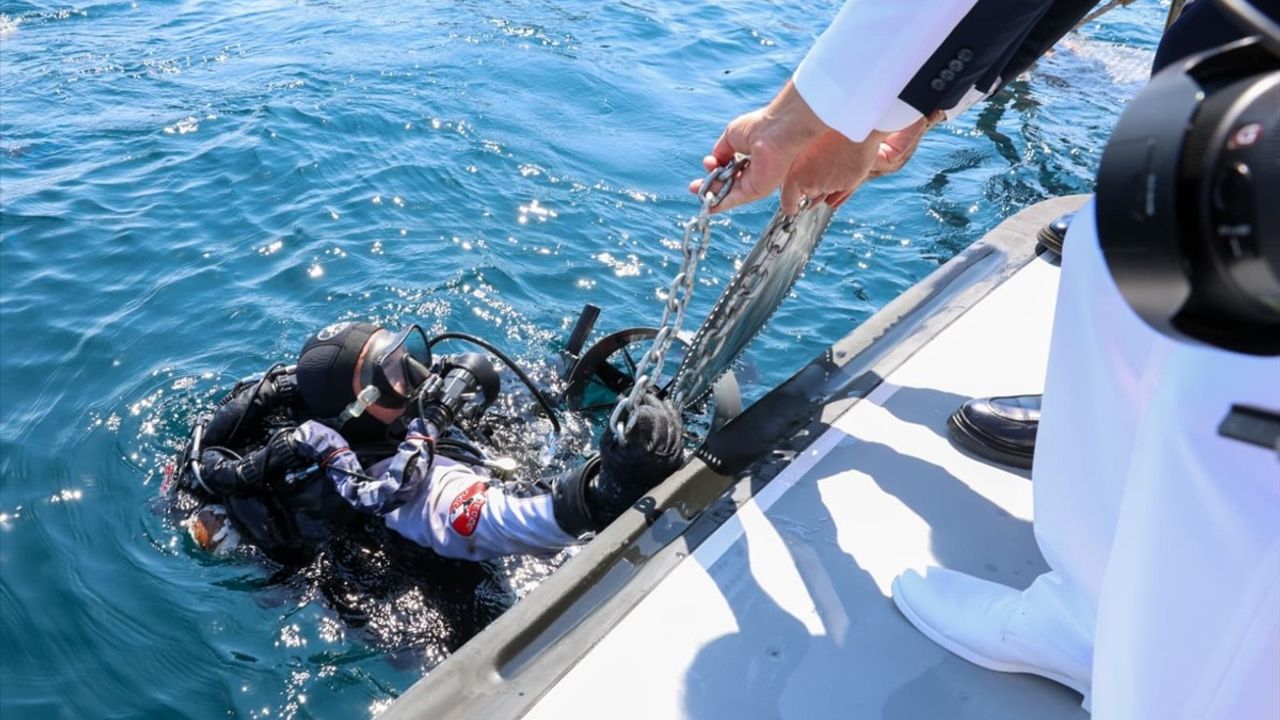 TCG Dumlupınar şehitleri Çanakkale Boğazı'nda saygı dalışı ile anıldı