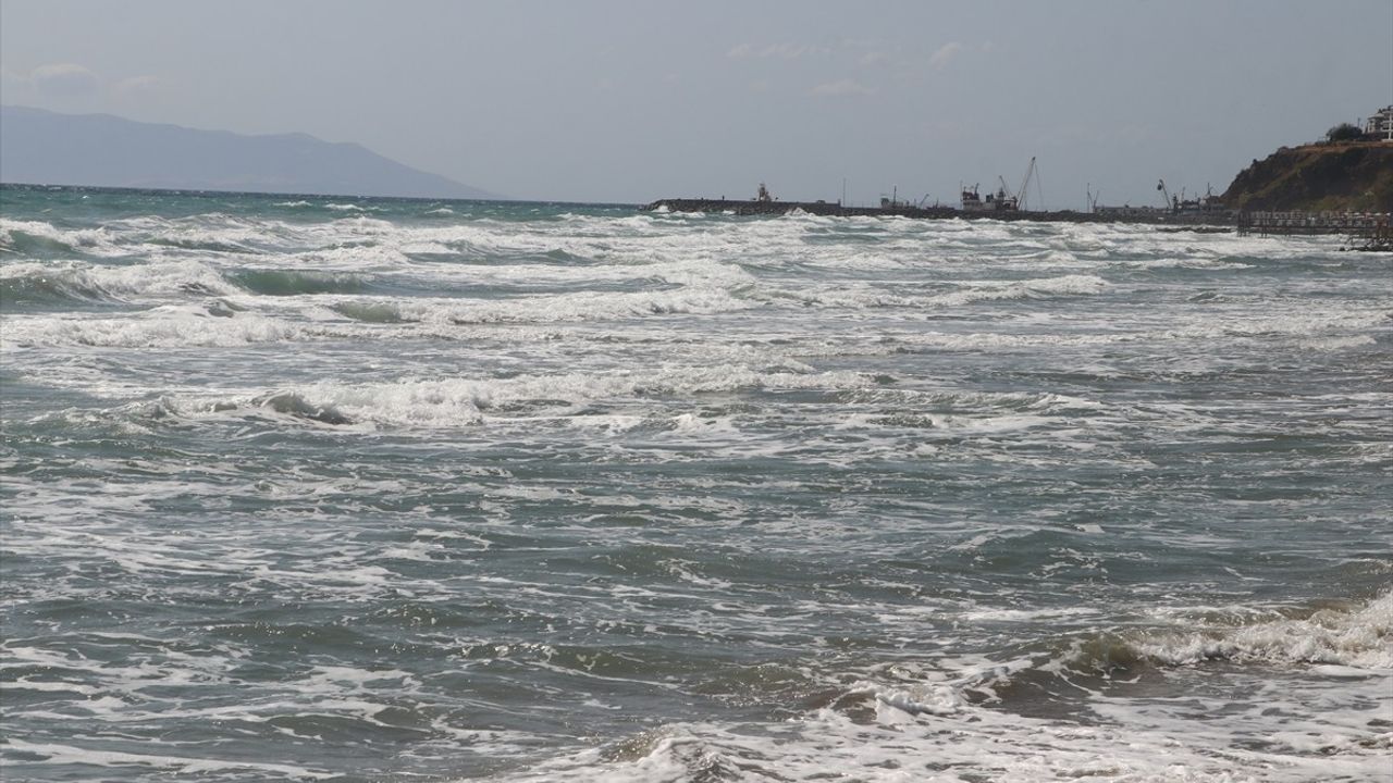 Tekirdağ'da 3 gündür etkili poyraz deniz ulaşımını aksatıyor