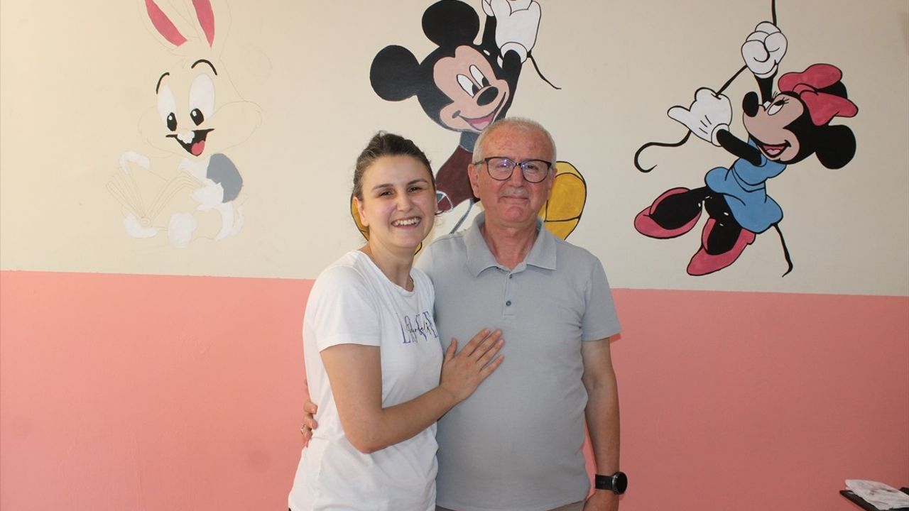 Tekirdağ'da Müdür ve Kızı Fevzipaşa İlkokulu Koridorlarını Çizgi Film Karakterleriyle Renklendirdi