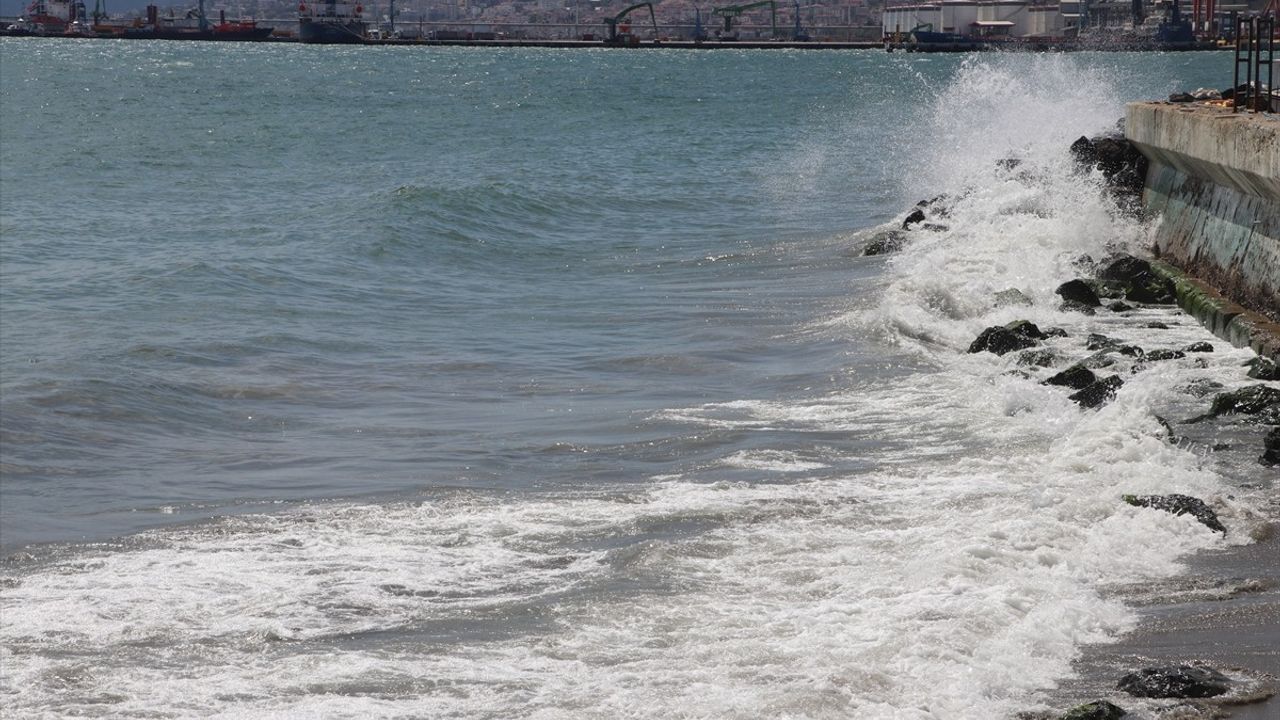 Tekirdağ'da poyraz deniz ulaşımını aksatıyor: 9 gemi açıkta bekliyor