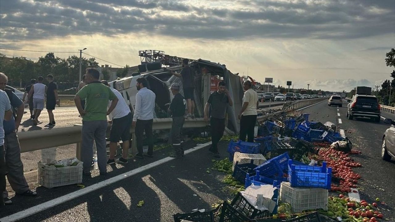 Tekirdağ'da Sebze Yüklü Kamyonun Devrilmesi: 1 Ölü, 2 Yaralı