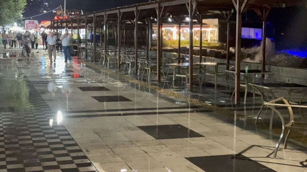 Tekirdağ Süleymanpaşa'da kuvvetli poyraz sahil yürüyüş yolunu su altında bıraktı
