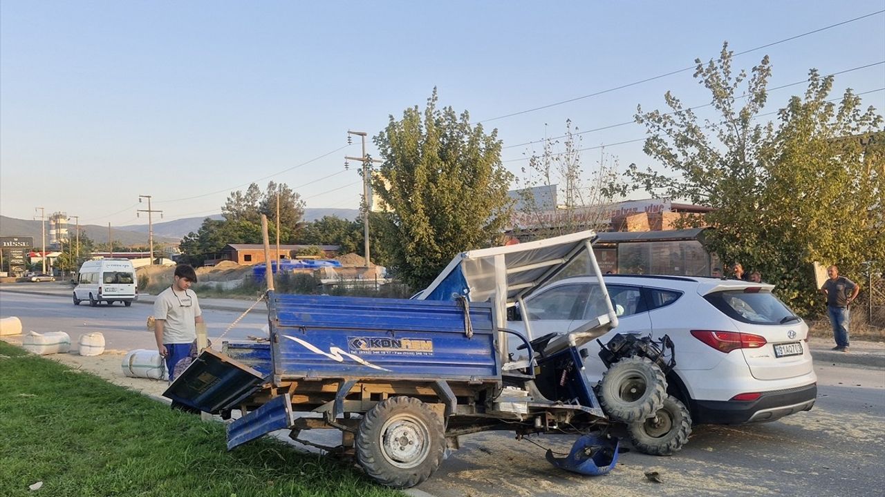 Tokat Erbaa'da otomobil ile saman yüklü tarım aracı çarpıştı; sürücü yaralandı