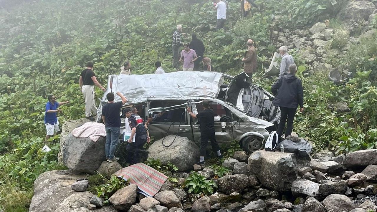Trabzon Çaykara'da Panelvan Uçuruma Yuvarlandı: 2 Ölü, 4 Yaralı