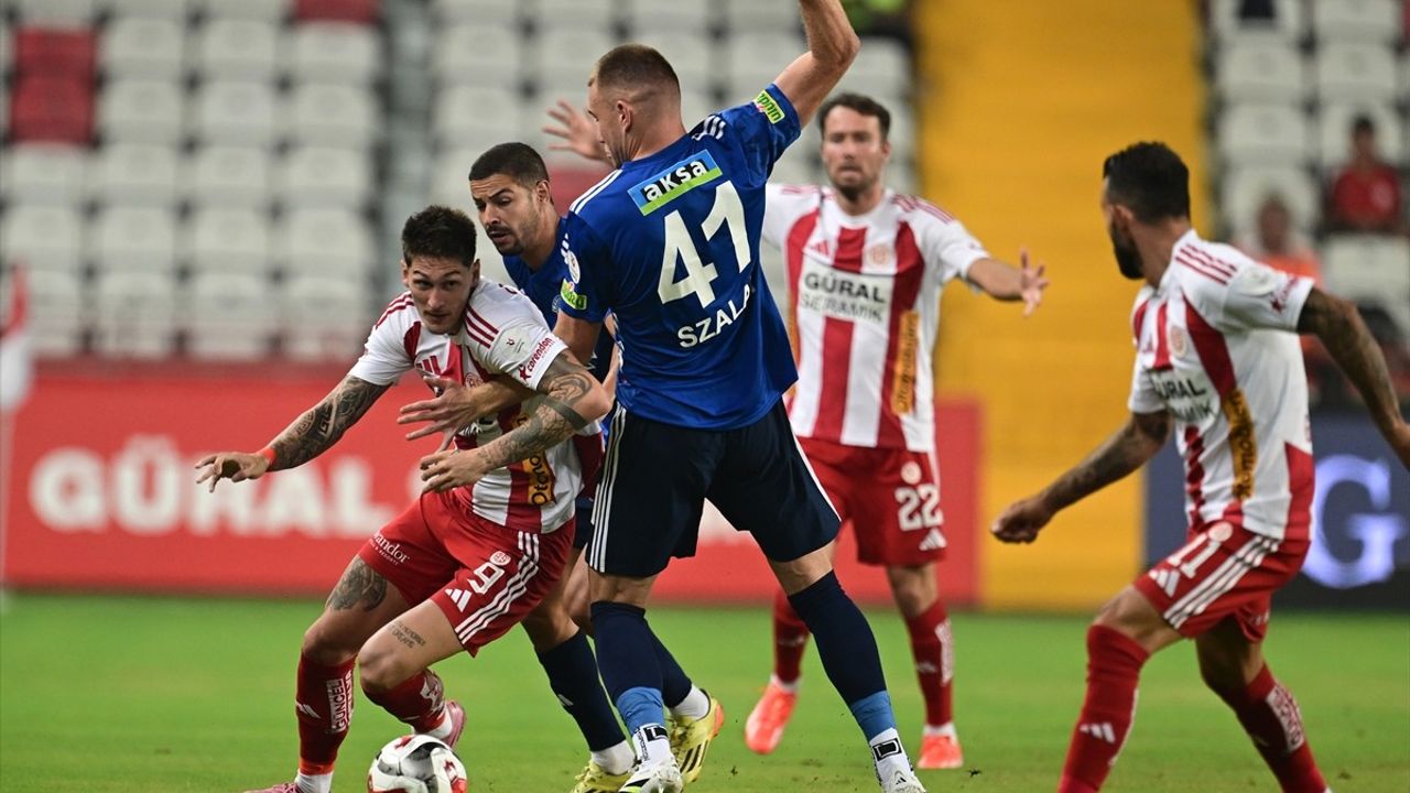 Trendyol Süper Lig: Hesap.com Antalyaspor 2-1 Kasımpaşa (İlk Yarı)