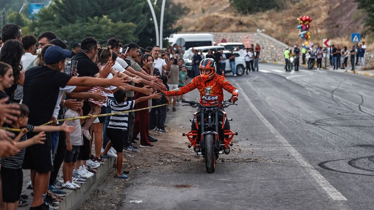 Tunceli'de MamekiFest'te motosiklet akrobasi gösterisi