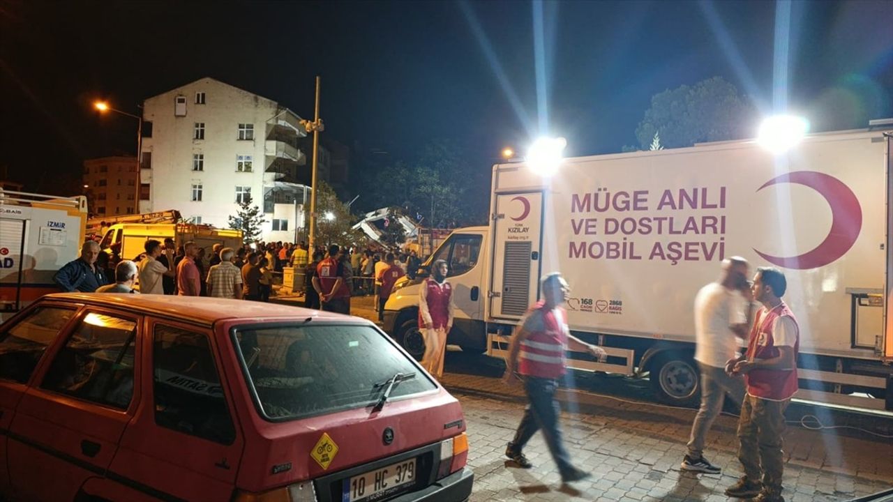 Türk Kızılay, Balıkesir'deki Deprem Sonrası Beslenme Desteği Sağlıyor