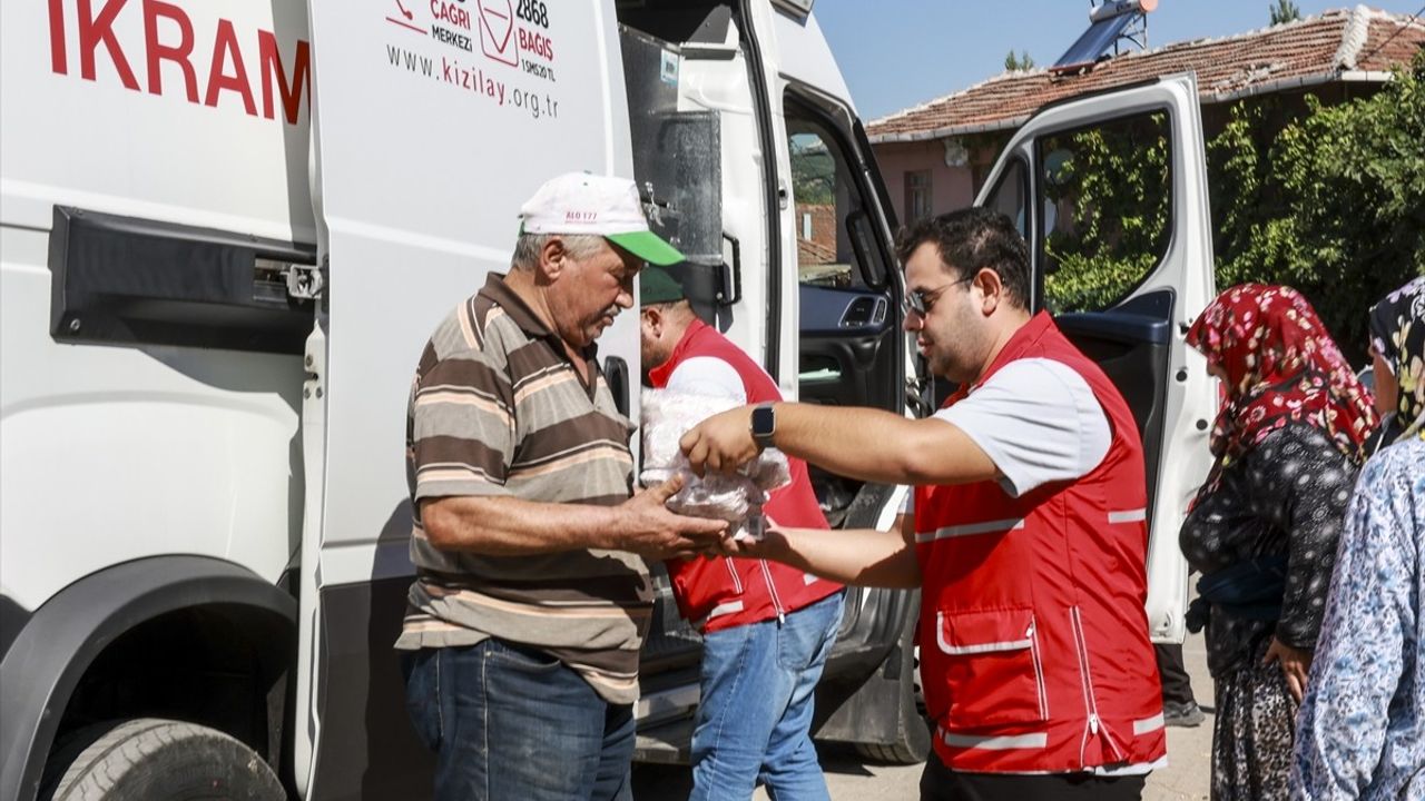 Türk Kızılay, Sındırgı'da Depremzedelere Günde Üç Öğün Yemek Dağıtıyor