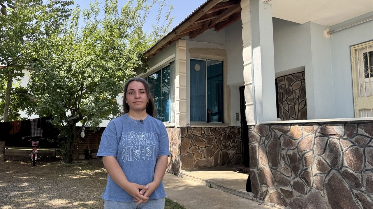 Türk Kızılayı desteğiyle Muşlu Reyhan Özcan, Koç Üniversitesi Bilgisayar Mühendisliği'ni tam bursla kazandı