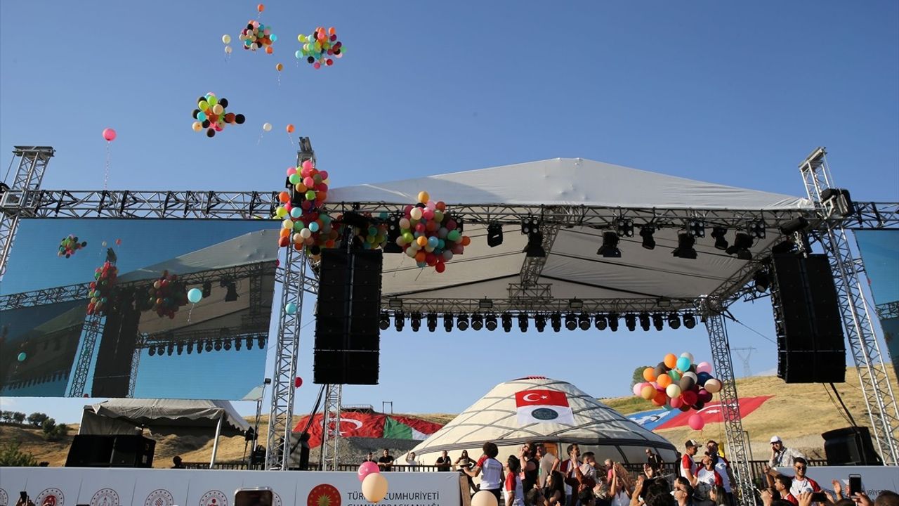 Türk Yıldızları Ahlat'ta Malazgirt Zaferi'nin 954. yılında gösteri uçuşu gerçekleştirdi