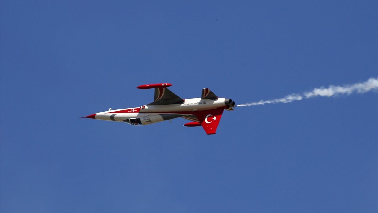 Türk Yıldızları Malazgirt'te Zaferin 954. Yılında Gösteri Uçuşu Yaptı