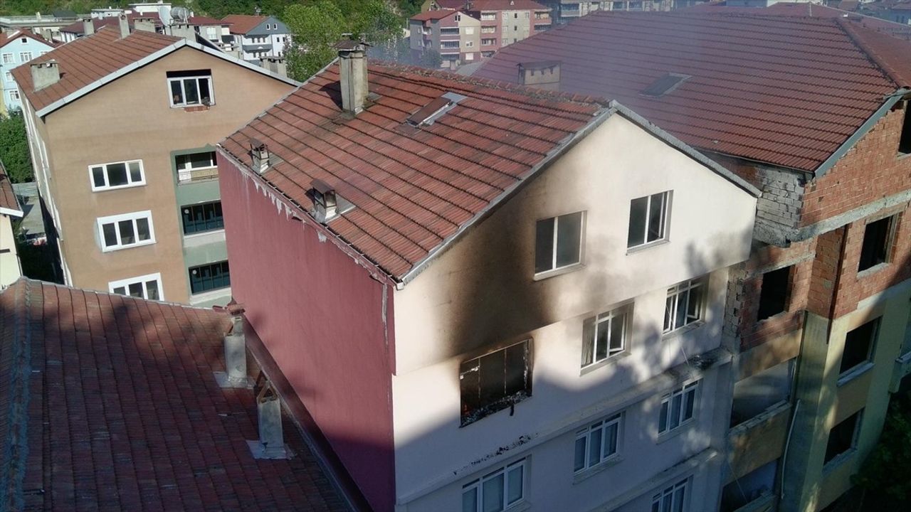 Türkeli'de 4. kattaki dairede çıkan yangın söndürüldü