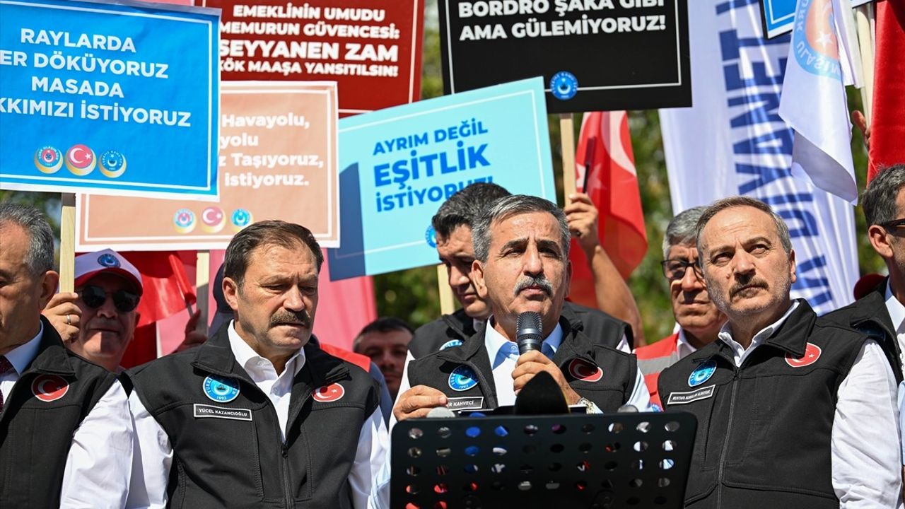 Türkiye Kamu-Sen 1 günlük iş bırakma kararı: Kahveci Hazine önünde taleplerini açıkladı