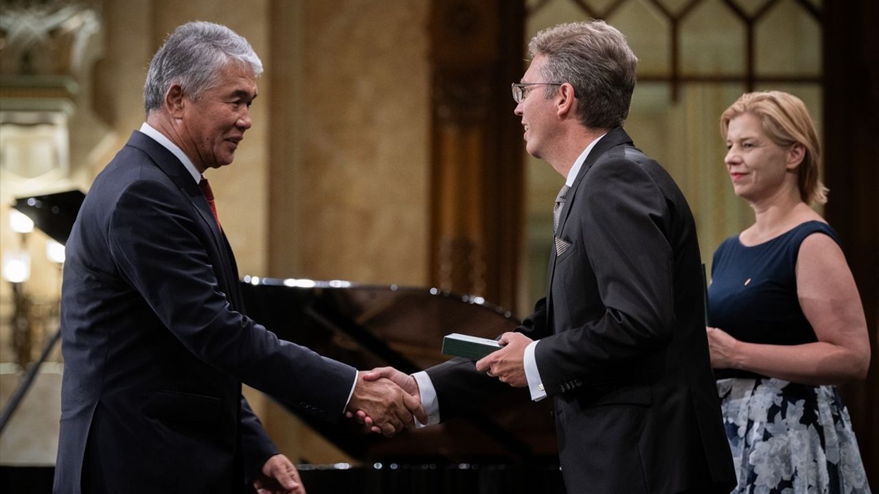 TÜRKSOY Genel Sekreteri Sultan Raev'e Budapeşte'de Macar Liyakat Nişanı Takdim Edildi