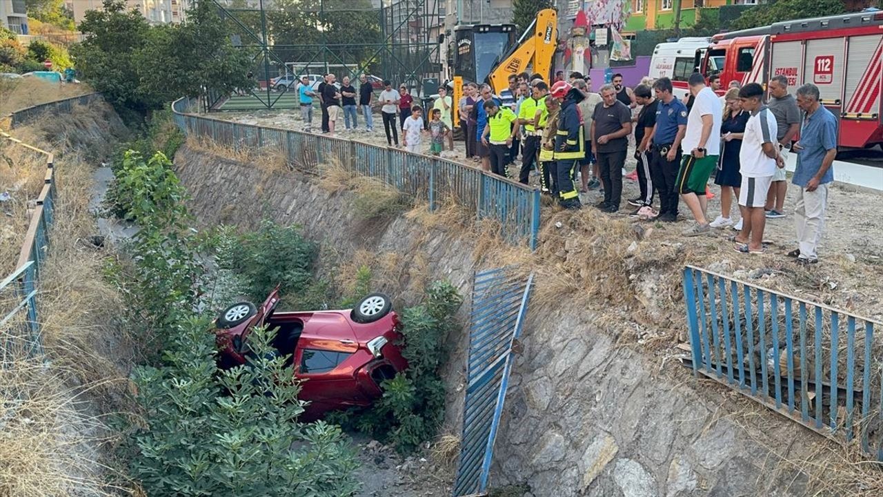 Ümraniye'de çarpışma sonrası dereye düşen otomobilin sürücüsü yaralandı