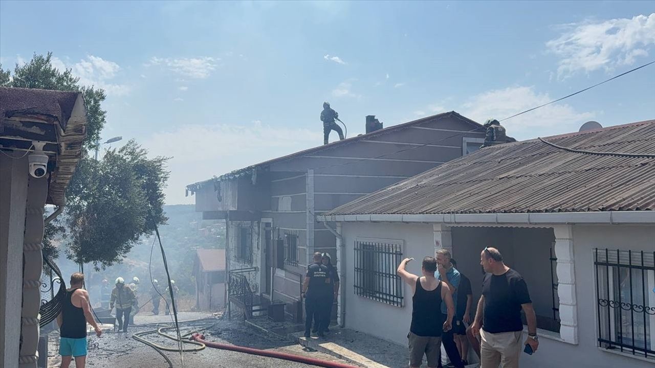 Ümraniye'de Kömürlükte Yangın Kontrol Altına Alındı