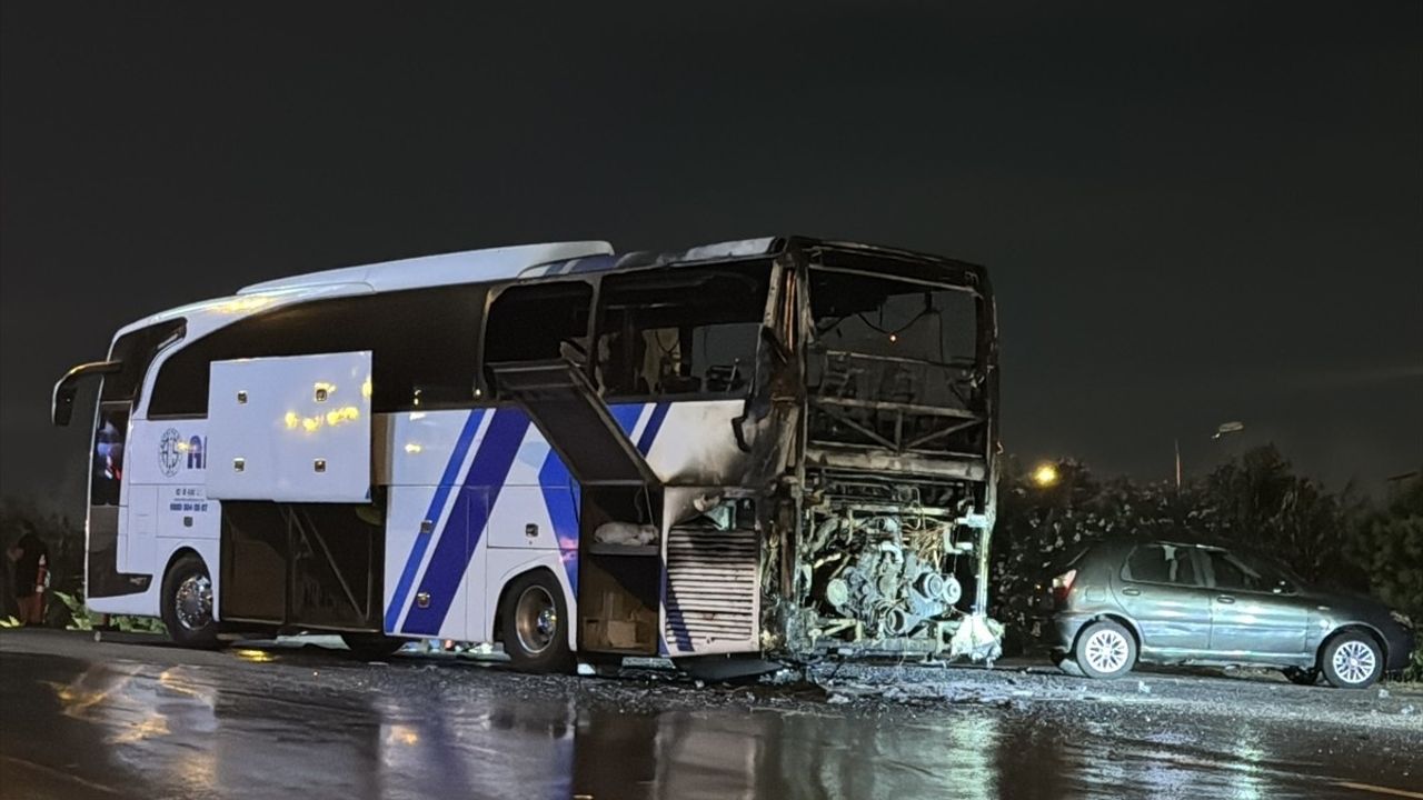 Ümraniye'de Yolcu Otobüsünde Yangın Söndürüldü