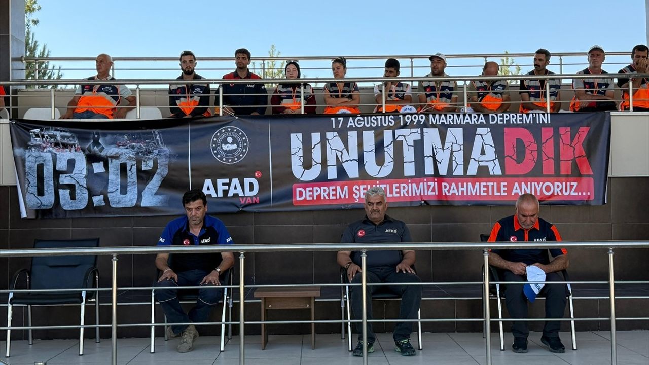 Van'da AFAD, Marmara Depremi'nin 26. yılı anma programı düzenledi