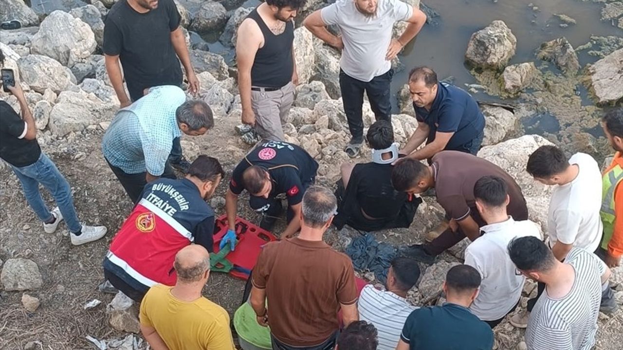 Van'da Erçek Gölü'ne Devrilen Otomobil Kazasında Üç Kişi Yaralandı