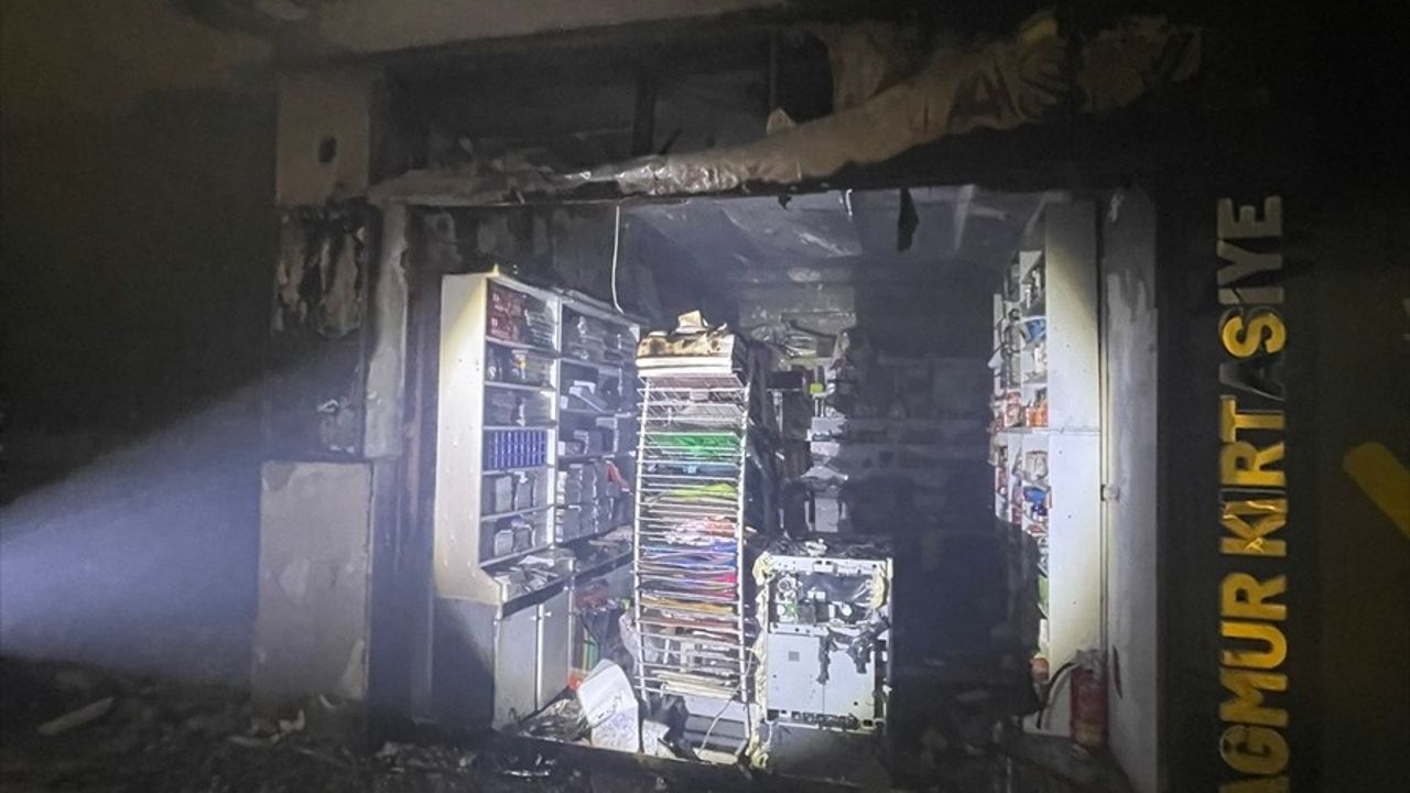 Van'da İş Merkezinde Yangın: 4 Dükkan Zarar Gördü