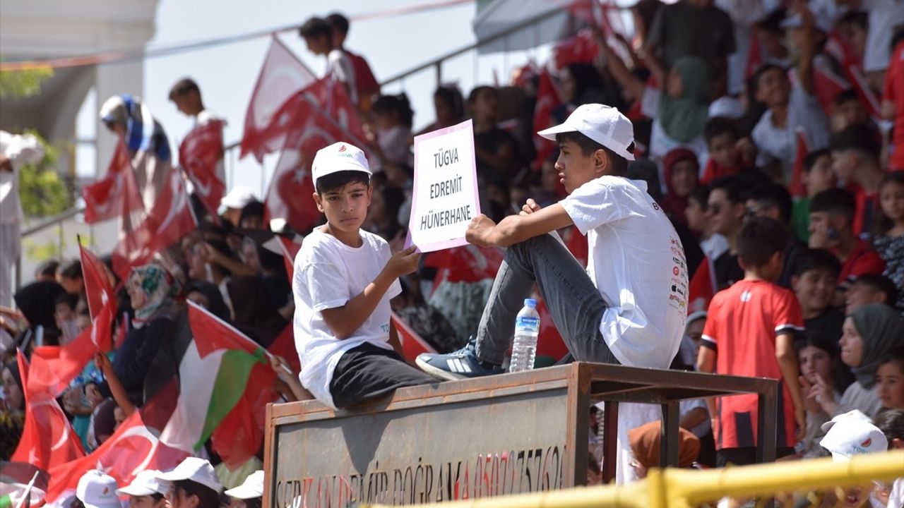 Van'da TÜGVA yaz okulu kapanış programı Van Atatürk Stadyumu'nda yapıldı