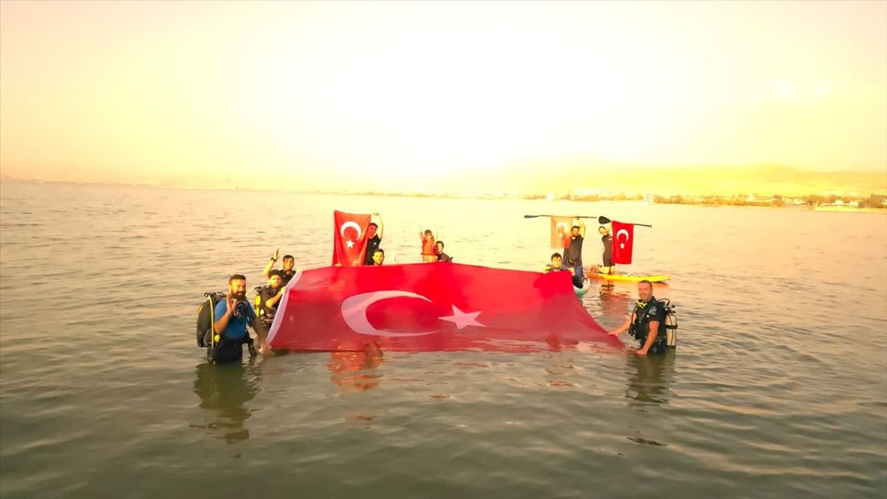 Van Gölü'nde 30 Ağustos: Dive Ank Dalış Okulu Sporcuları Türk Bayrağıyla Kutladı