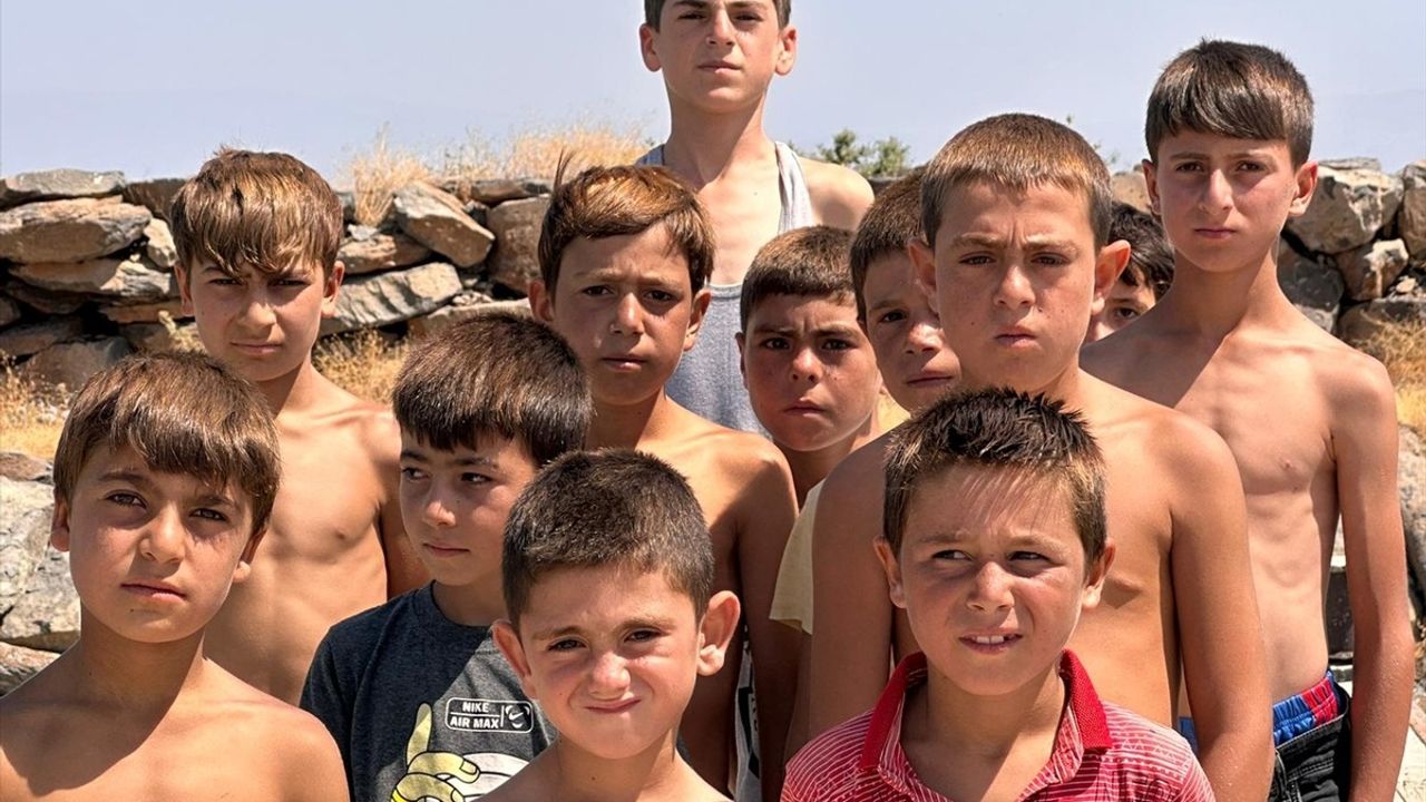 Van Gölü'nde Yüzen Çocukların Saç Renkleri Güneş ve Minerallerle Değişiyor