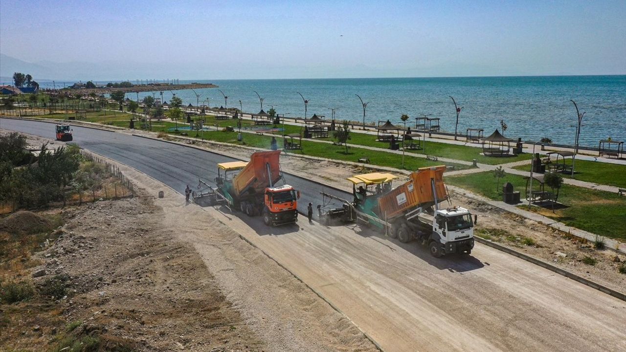 Van Gölü sahil yolunda 3. etap: 8 kilometrelik asfalt çalışmaları başladı